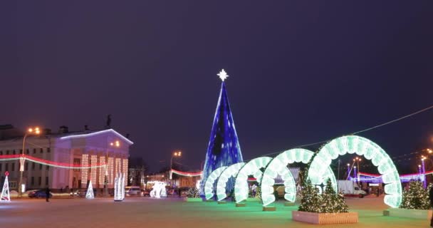 Gomel, Bělorusko. Oblastní divadlo Gomel a hlavní vánoční stromek se slavnostním osvětlením na Leninově náměstí. Nový rok, zimní dovolená v Bělorusku — Stock video
