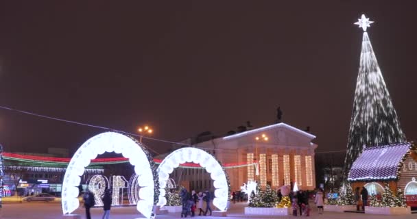 白俄罗斯，戈梅利戈梅利地区剧院和主要圣诞树与节日照明列宁广场。白俄罗斯新年、寒假 — 图库视频影像