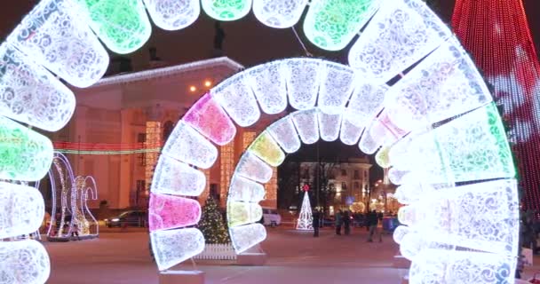 Gomel, Bielorrússia - 17 de dezembro de 2018: Pessoas que visitam decorações festivas de Natal na Praça Lenine durante o Ano Novo, Férias de Inverno — Vídeo de Stock