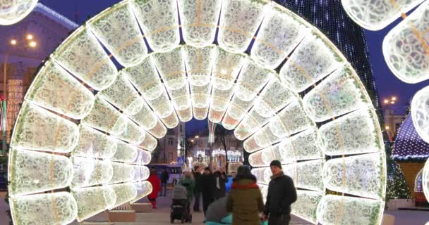 Gomel, Fehéroroszország - December 17, 2018: Az emberek látogató karácsonyi ünnepi dekorációk a Lenin téren szilveszter, Téli ünnepek — Stock videók