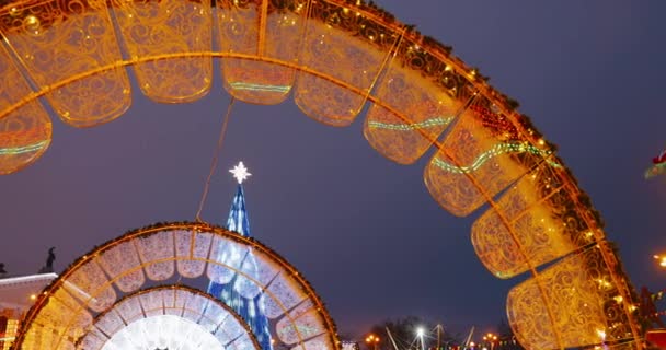 Fehéroroszország, Európa. Karácsonyi Ünnepi dekorációk a város téren Újév alatt, Téli ünnepek — Stock videók