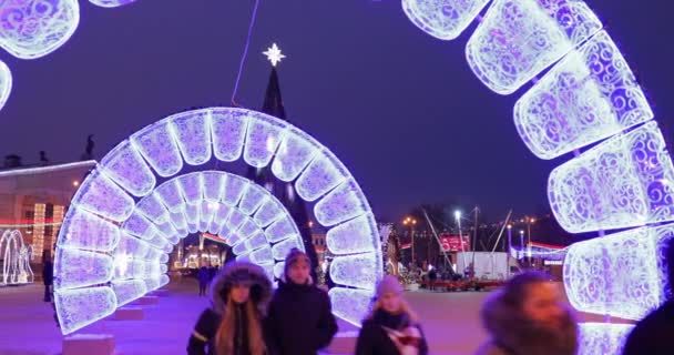 Gomel, Belarus - 17 december 2018: Bezoekers van kerstversieringen op het Leninplein tijdens nieuwjaar, wintervakantie — Stockvideo