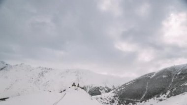 Stepantsminda, Gergeti, Georgia. Ünlü Gergeti Trinity Tsminda Sameba Kilisesi Kış manzarası