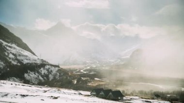 Mtskheta-Mtianeti Bölgesi, Georgia. Sabah boyunca Pansheti, Arsha ve Sioni köyleri. Gürcistan 'ın güzel kışın manzarası