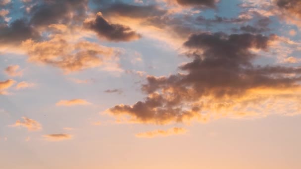 Sunrise Sky. Jasná dramatická obloha s nadýchanými mraky. Žluté, oranžové, modré a purpurové barvy — Stock video