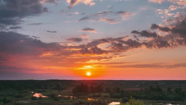 Vacker fantastisk soluppgång över sommaren skog och flod landskap. Naturskön utsikt över morgonhimlen med stigande sol ovanför skogen. Tidig sommar natur i Europa — Stockvideo