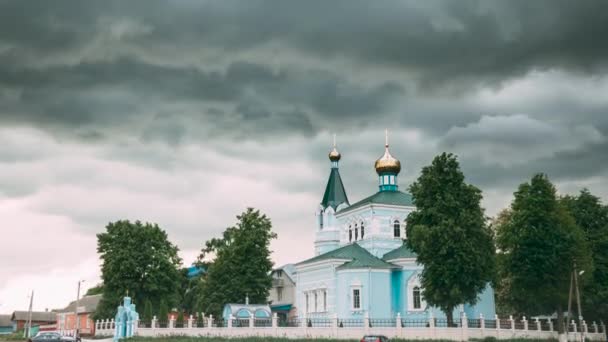 Wit Rusland. St. John De Korma klooster kerk in Korma dorp, Dobrush District, Wit-Rusland. Beroemde orthodoxe kerk tegen de achtergrond van een naderende storm — Stockvideo