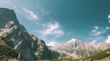 Tatra Ulusal Parkı, Polonya. Rysy ve Yaz Dağları 'nın altındaki sakin Czarny Gölü Stadyumu. Güzel Doğa, Beş Göl Vadisi Manzarası. UNESCO Dünya Mirası Alanı.