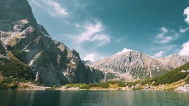 Tatra Ulusal Parkı, Polonya. Rysy ve Yaz Dağları 'nın altındaki sakin Czarny Gölü Stadyumu. Güzel Doğa, Beş Göl Vadisi Manzarası. UNESCO Dünya Mirası Alanı.