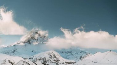 Stepantsminda, Gergeti, Georgia. Kazbek Dağı 'nın zirvesi Karla kaplı ve ünlü Gergeti Trinity Tsminda Sameba Kilisesi Kış manzarası. Güzel Gürcistan Kış Doğa Alanı.