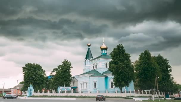 ベラルーシ。聖ヨハネコルマ修道院教会ベラルーシのドブラシ地区、コルマ村にあります。接近する嵐の背景に有名な正教会 — ストック動画