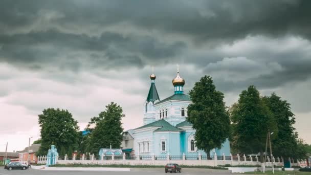 Weißrussland. Die Kirche des heiligen Johannes des Klosters Korma im Dorf Korma, Bezirk Dobrush, Weißrussland. Berühmte orthodoxe Kirche vor dem Hintergrund eines nahenden Sturms — Stockvideo