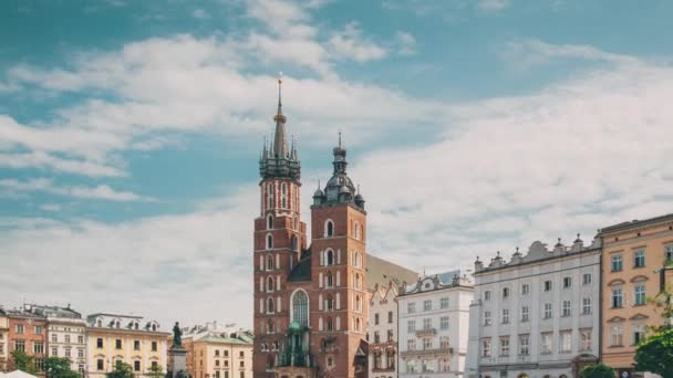 Krakow, Polonya. St. Mary Bazilikası ve Kumaş Salonu Binası. Cennete Giden Hanımefendimizin Ünlü Tarihi Kilisesi. Ana Pazar Meydanı 'ndaki Aziz Mary Kilisesi. UNESCO Dünya Mirası Alanı — Stok video