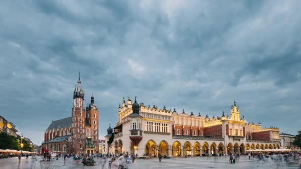 Krakow, Polen. Nattutsikt över St Marys Basilica och Cloth Hall Building. Berömda gamla Landmark Church of Our Lady Antagna in i himlen. Unescos världsarvslista — Stockvideo