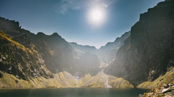 Tátrai Nemzeti Park, Lengyelország. Nyugodt tó Czarny Staw alatt Rysy és a nyári hegyek táj. Napsütés a napsugarak felett gyönyörű látványos kilátás nyílik a tóra. UNESCO Világörökség része. Lengyel természet — Stock videók