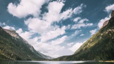 Tatra Ulusal Parkı, Polonya. Ünlü Dağlar Morskie Oko Gölü ya da Deniz Gözü Gölü Yaz Gününde. Güzel Tatras Gölü manzarası. UNESCOs Dünya Rezerv Ağı. Polonya Doğası