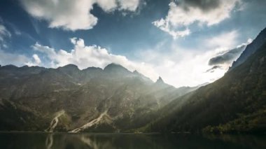 Tatra Ulusal Parkı, Polonya. Ünlü Dağlar Morskie Oko Gölü ya da Deniz Gözü Gölü Yaz Gecesi. Tatras Gölü üzerinde Güzel Günbatımı Işıkları.