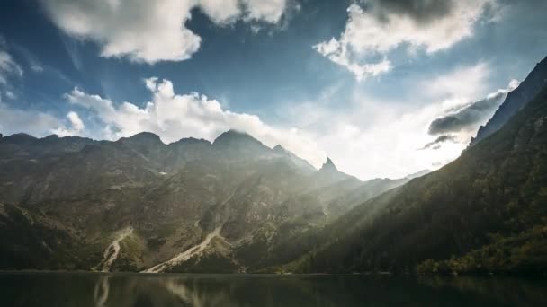 Tatran kansallispuisto, Puola. Kuuluisa Mountains Lake Morskie Oko Tai Sea Eye Lake Kesällä Ilta. Kaunis auringonlasku auringonsäteet yläpuolella Tatras järven maisema. — kuvapankkivideo