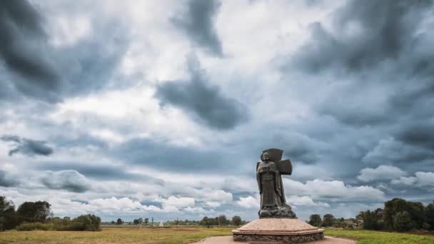 Turov, Bielorrússia. Monumento a Kirill de Turov no dia de outono — Vídeo de Stock