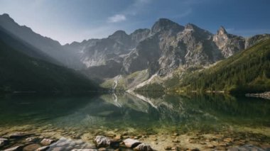 Tatra Ulusal Parkı, Polonya. Ünlü Dağlar Morskie Oko Gölü veya Deniz Gözü Gölü Yaz Sabahı Gündoğumu. Tatras Gölü üzerinde Güzel Güneş Işıkları.