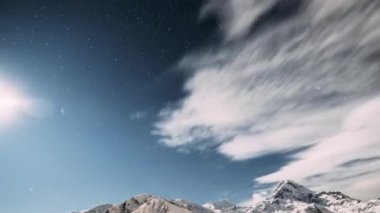 Stepantsminda, Georgia. Kış Gecesi Yıldızlı Gökyüzü, Kazbek Dağı 'nın tepesinde parlayan yıldızlarla kaplı. Gürcistan 'ın Güzel Kış Manzarası