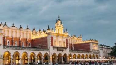 Krakow, Polonya. St. Mary Bazilikası ve Kumaş Salonu 'nun Gece Manzarası. Cennete Giden Hanımefendimizin Ünlü Tarihi Kilisesi. UNESCO Dünya Mirası Alanı