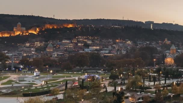 Tiflis, Georgien. Modernes urbanes Nachtstadtbild. Abendliche Nacht Szenische Ansicht des Stadtzentrums bei nächtlicher Beleuchtung. Zeitraffer-Übergang von Tag zu Nacht — Stockvideo