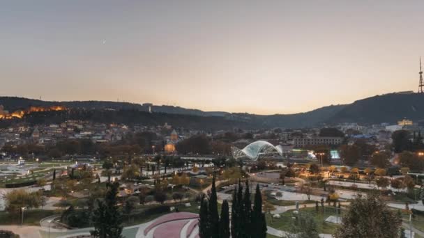 Tbilisi och Georgia. Modern Urban Night Cityscape. Kvällsnatten Scenisk utsikt över centrum i nattbelysning. Tid förflutit dag till natt övergång — Stockvideo