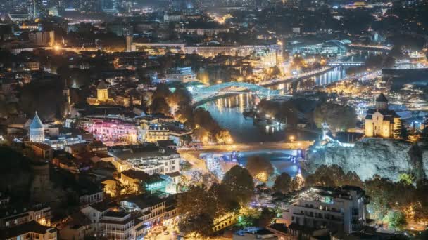 Tiflis, Georgia. Vista superior de monumentos famosos en las iluminaciones nocturnas. Paisaje urbano de la capital georgiana . — Vídeos de Stock
