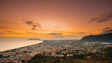 Terracina, İtalya. Akşam Günbatımında Top View Skyline Şehir Manzarası. Şehir Aydınlanmaları. Akşam Günbatımından Geceye Geçiş Süresi