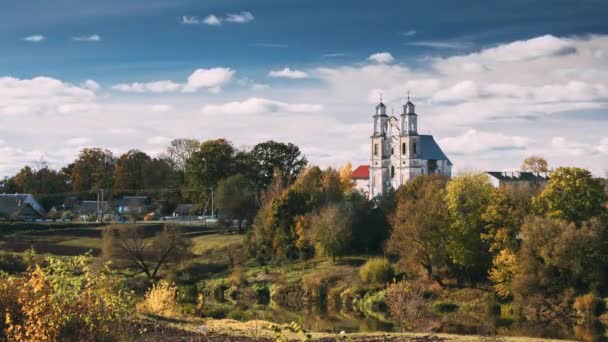 Germanovichi, Vitebsk Bölgesi, Belarus. Güneşli bir günde Tanrı 'nın Dönüşümü Kilisesi — Stok video