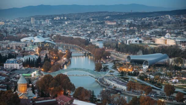 Tbilisziben, Georgiában. Top Kilátás Híres Látványosságok Esti Vagy Éjszakai Megvilágítás. Georgian Capital Skyline városkép — Stock videók