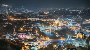 Tiflis, Georgia. Gece Aydınlanmasındaki Ünlü Simgelerin En İyi Manzarası. Gürcistan Başkenti.