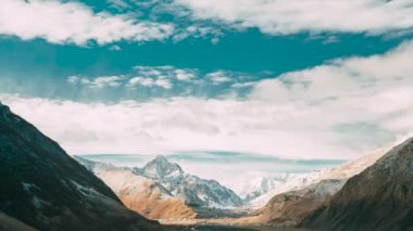 Mtskheta-Mtianeti Bölgesi, Georgia. Sabah boyunca Pansheti, Arsha ve Sioni köyleri. Gürcistan 'ın güzel kışın manzarası