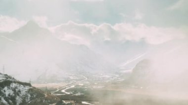 Mtskheta-Mtianeti Bölgesi, Georgia. Sabah boyunca Pansheti, Arsha ve Sioni köyleri. Gürcistan 'ın güzel kışın manzarası