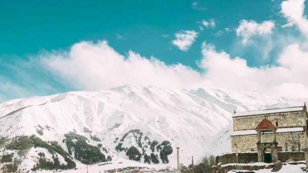 Sioni Village, Mtskheta-mtianeti Region, Georgien. Den forntida kyrkan av den välsignade jungfruns födelse i Sioni Village på vinterdagen — Stockvideo