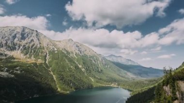 Tatra Ulusal Parkı, Polonya. Ünlü Dağlar Morskie Oko Gölü ya da Deniz Gözü Gölü Yaz Gününde. Güzel Tatras Gölü Manzarası. UNESCOs Dünya Rezerv Ağı. Polonya Doğası