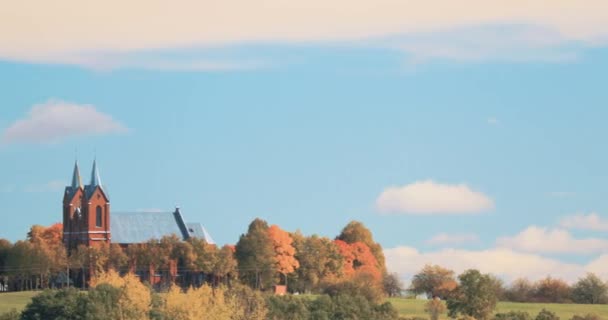 Zadorozhe, regionen Vitebsk, Vitryssland. Heliga Jungfru Maria kyrka på höstdagen — Stockvideo