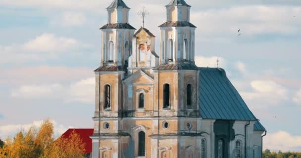 Germanoviči, Vitebsk Region, Bělorusko. Kostel proměny Pána ve slunečný den — Stock video