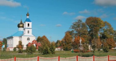 Luzhki, Vitebsk Bölgesi, Belarus. Güneşli bir günde Ortodoks Bakire Doğumu Kilisesi