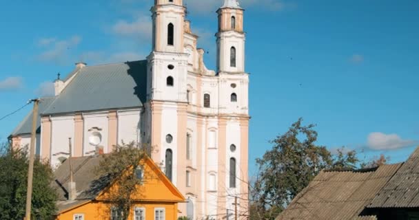 Luschki, Gebiet Witebsk, Weißrussland. Kirche des heiligen Erzengels Michael an einem sonnigen Tag. — Stockvideo