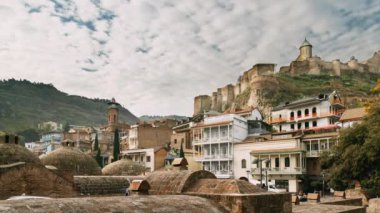 Tiflis, Georgia. Abanotubani - Bath District - Tiflis 'in Eski Bölgesi. Aynı zamanda sülfürik banyo olarak da bilinir. Narikala Kalesi