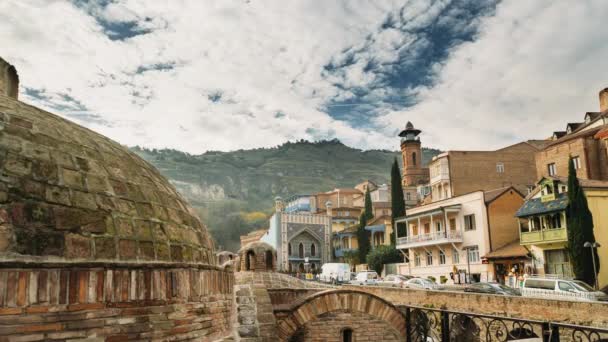 Tbilisziben, Georgiában. Abanotubani - Bath District - Tbiliszi ókori kerülete. Más néven kénes fürdő. Mecset a Botanikus utcában. Ez csak az iszlám templom túlélése a városban. — Stock videók