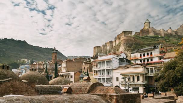 Tbilisi w Georgii. Abanotubani - dzielnica łaźni - jest starożytną dzielnicą Tbilisi. Znane również jako kąpiele siarkowe. Twierdza Narikala — Wideo stockowe