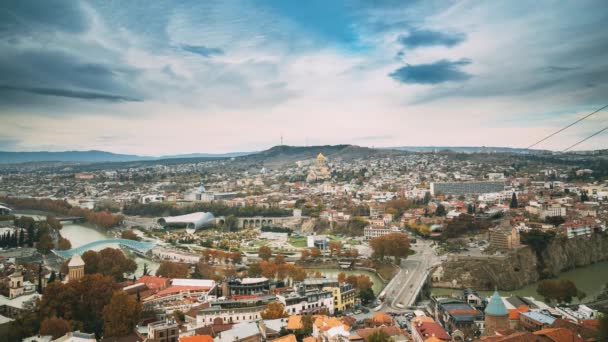 Tiflis, Georgia. Autumn Old Town 'un Skyline Şehir Manzarası. Şehrin ünlü simgeleriyle Orta Bölgesi — Stok video