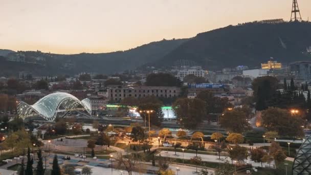 Тбилиси, Грузия. Современный городской ночной городской пейзаж. Вечерний ночной пейзаж центра города в ночном освещении. Время от дня до ночи — стоковое видео