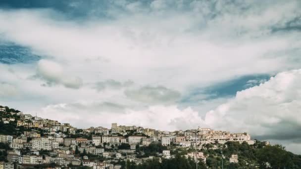Monte San Biagio, Italië. Woonwijk. Stadsgezicht in de herfst dag onder blauwe bewolkte lucht — Stockvideo