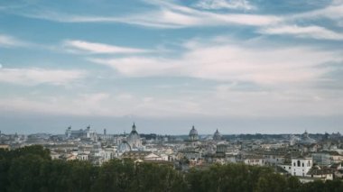 Roma, İtalya. Transiton Akşamdan Geceye Zamanı. Roma 'nın Üzerindeki Ay Doğuşu Skyline, Ünlü Simgeleriyle Şehir