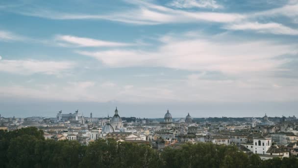 Roma, Italia. Transiton Evening To Night Timelapse. Moonrise Above Rome Skyline, Paisaje urbano con monumentos famosos — Vídeos de Stock