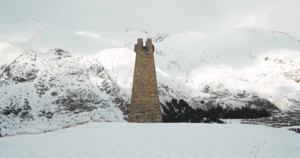 Villaggio di Sioni, regione Mtskheta-Mtianeti, Georgia. Antica Torre di Guardia in Pietra Antica sul Mountain Village. Stagione invernale. Famoso punto di riferimento e luoghi nel distretto di Kazbegi — Video Stock